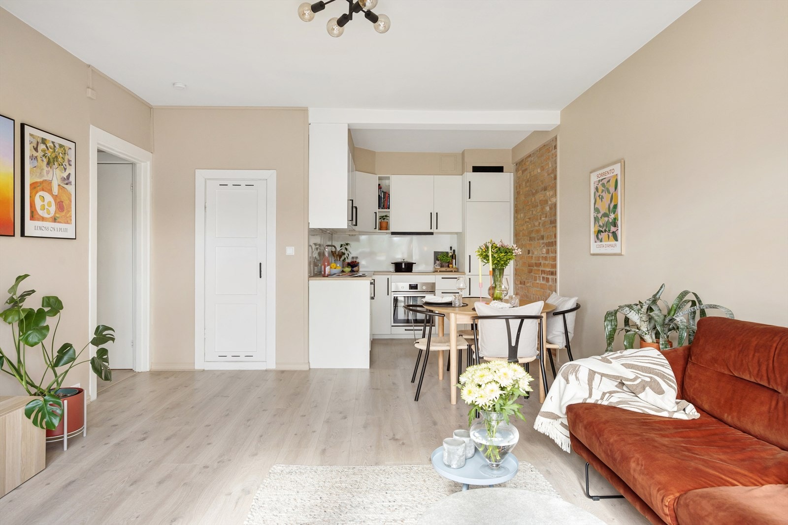 Borettslaget har avtale med Telenor som leverer digital kabel-tv og internett til alle beboere. Galleribilde