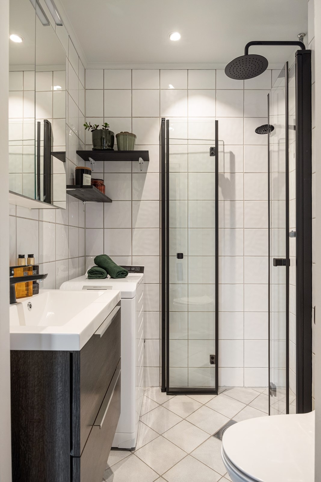 Pent flislagt baderom med gulvvarme og downlights i himlingen, pusset opp i 2003/04 i regi av borettslaget. Galleribilde