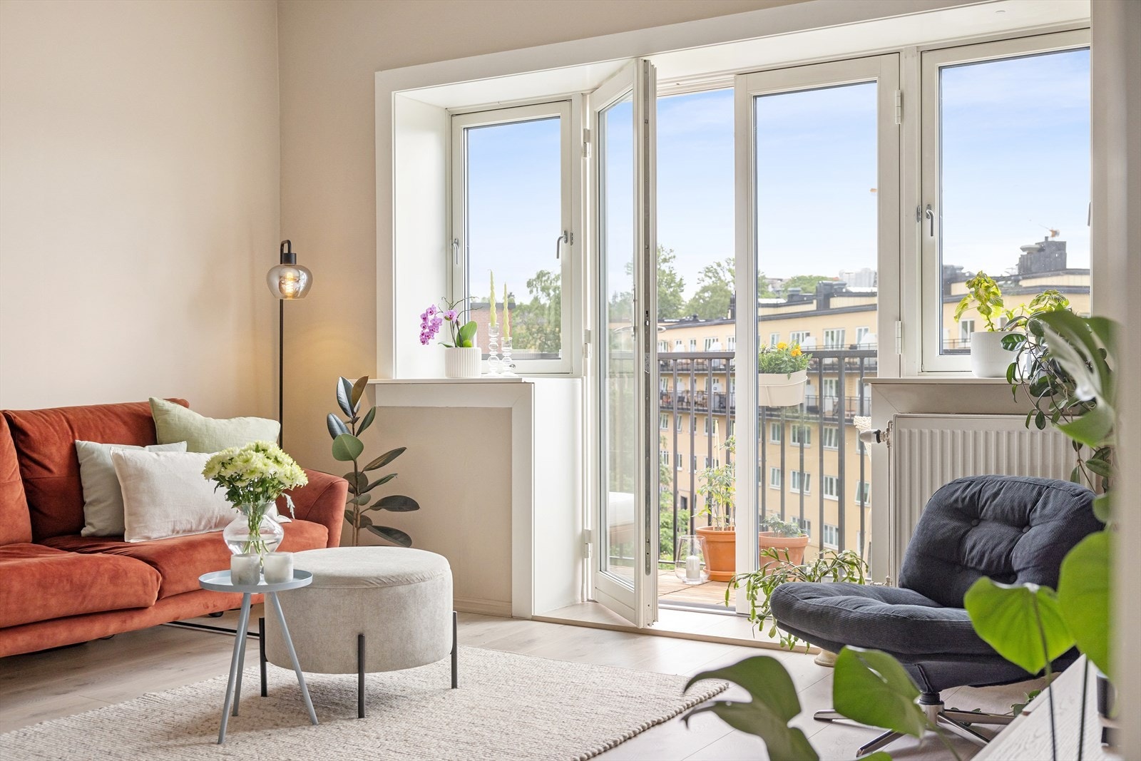 Vinduer med trerammer og isolerglass, merket med produksjonsår 2012. Galleribilde