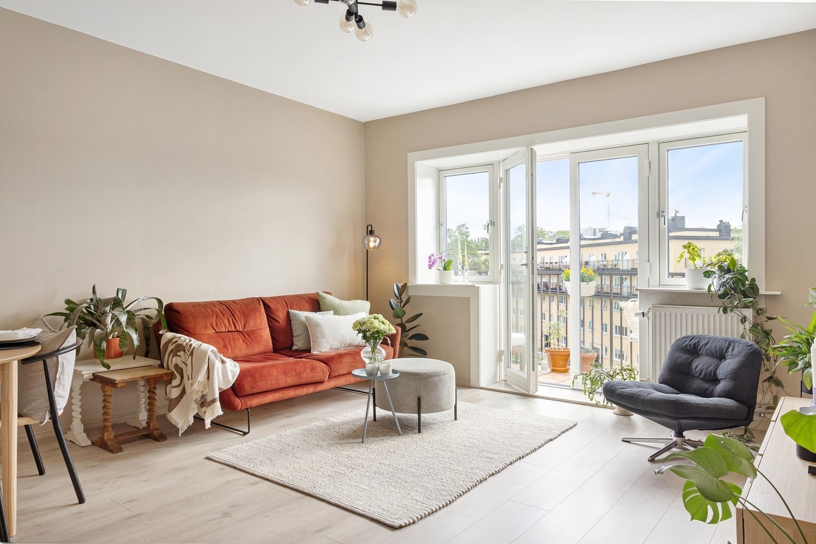 Stuen er lys og luftig med store vindusflater som sørger for rikelig med innslipp av naturlig lys. Galleribilde