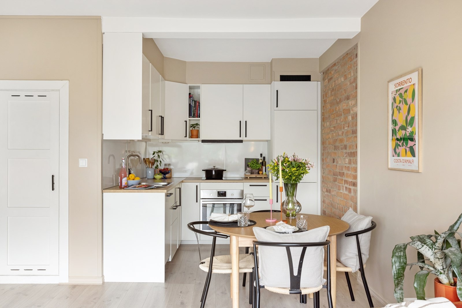 Kjøkkenet er i åpen løsning mot stuen, noe som skaper en hyggelig og sosial atmosfære. Galleribilde