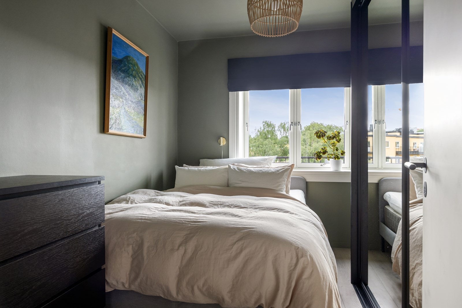 Soverommet er av god størrelse med plass til dobbeltseng, nattbord og tilhørende møbler. Galleribilde