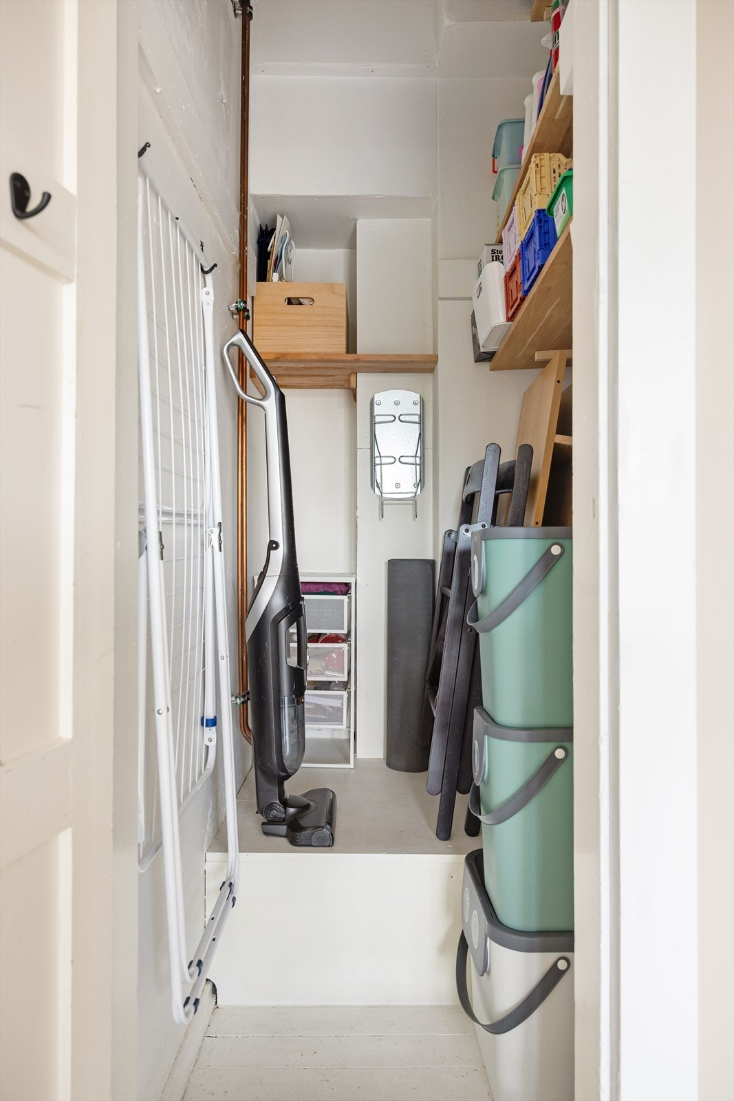 Leiligheten har et praktisk kott hvor man kan oppbevare støvsuger og annet utstyr, noe som bidrar til en ryddig og godt organisert bolig. Galleribilde