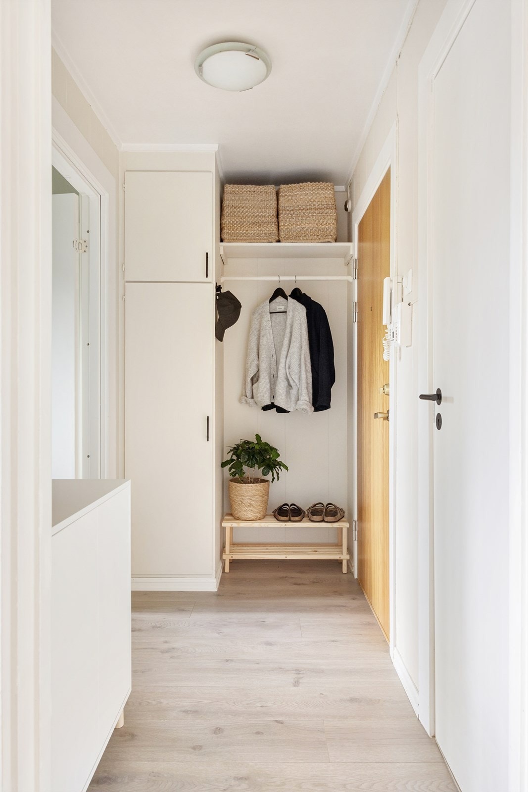 Leiligheten har en innbydende entré som skaper et umiddelbart godt førsteinntrykk. Det er god plass til oppbevaring av yttertøy i det plassbygde garderobeskapet. Galleribilde