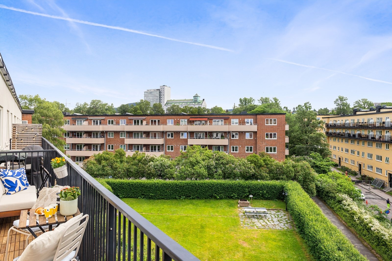 Leiligheten vender i sin helhet mot rolig gårdsrom uten innsyn. Galleribilde