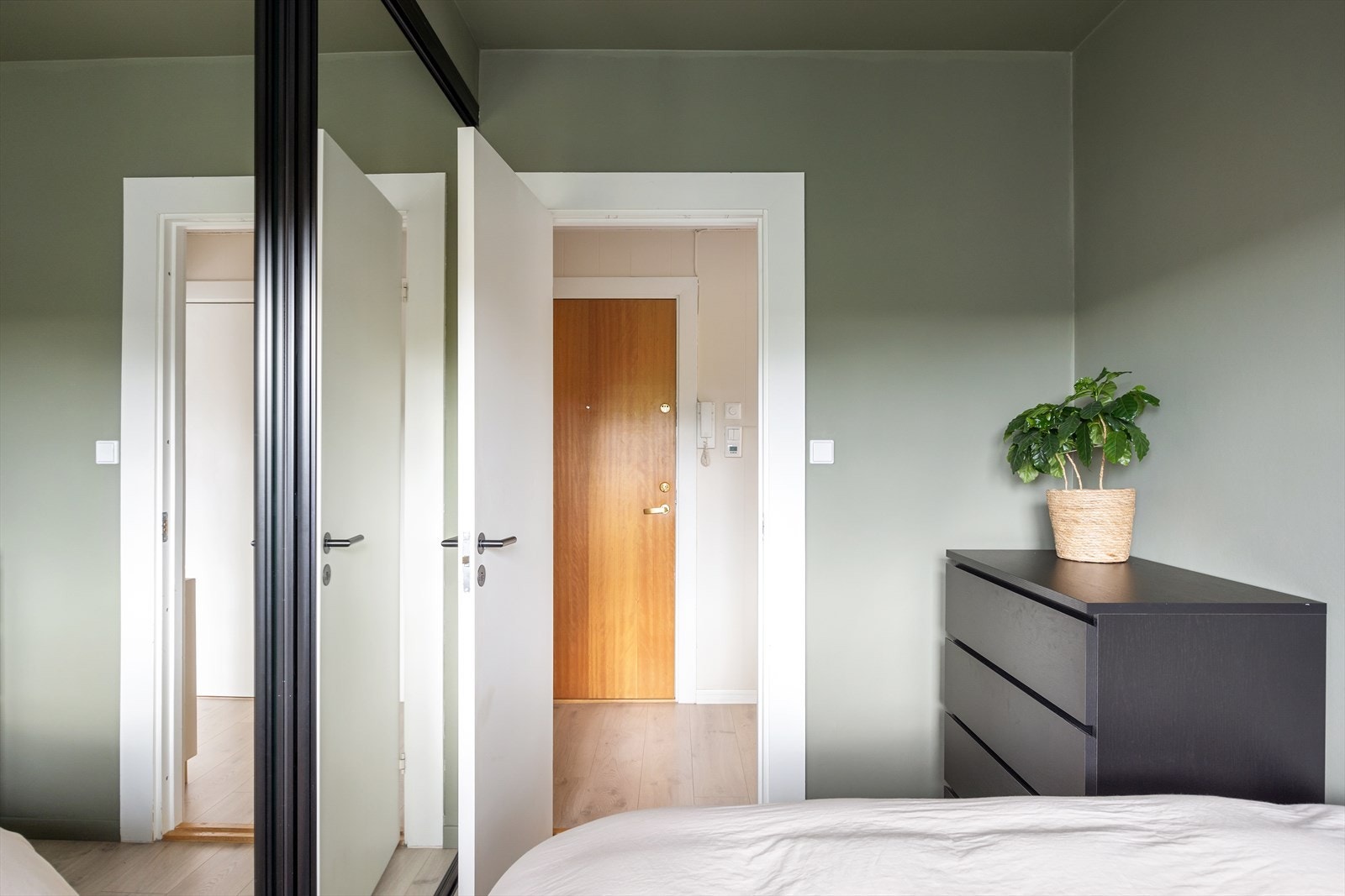 Blandingen av moderne fargevalg på veggene og store vindusflater gir rommet en behagelig følelse. Galleribilde