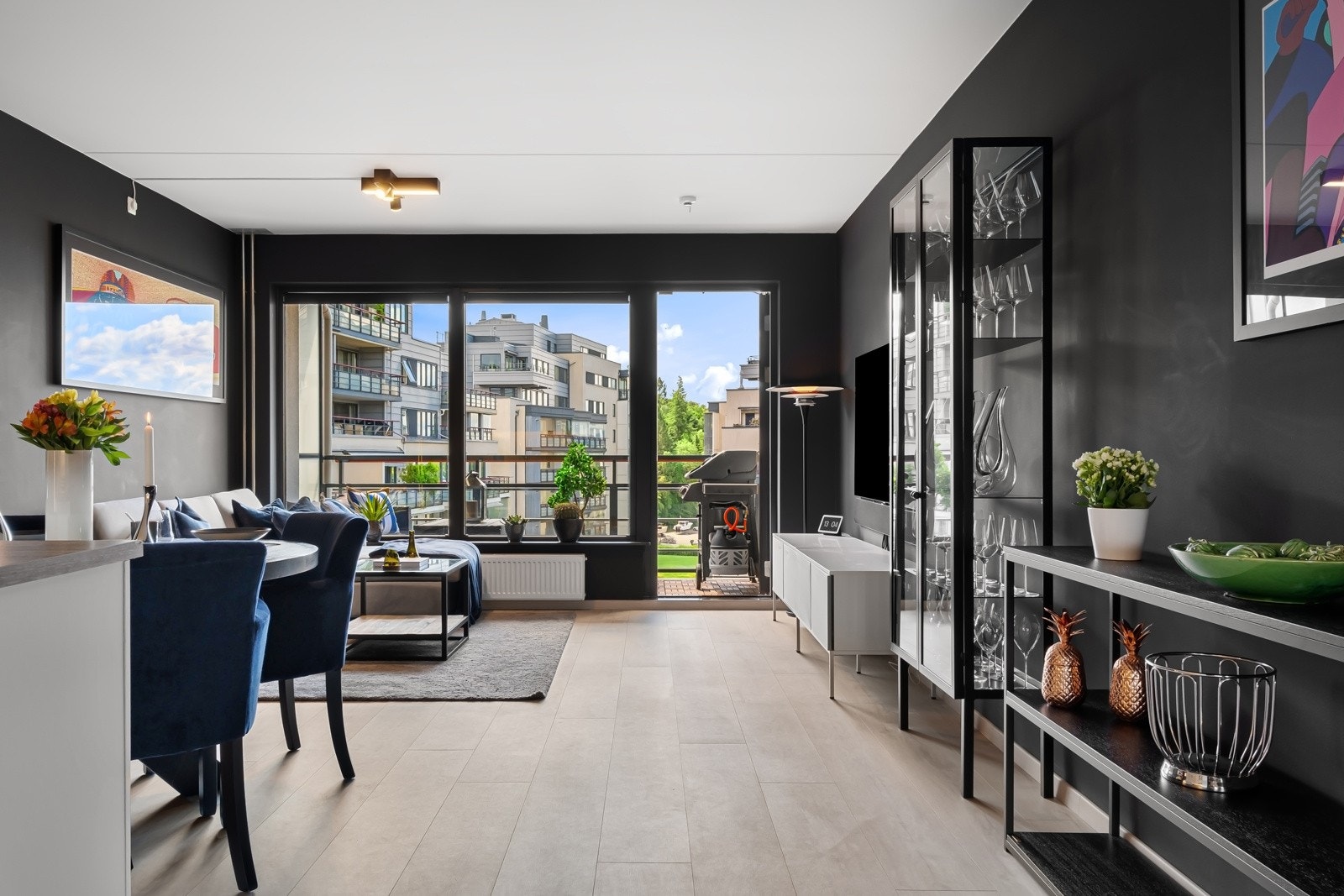 Stuen er luftig med mye naturlig lys fra store vinduer. Direkte adkomst til 7 kvm sydvestvendt terrasse Galleribilde