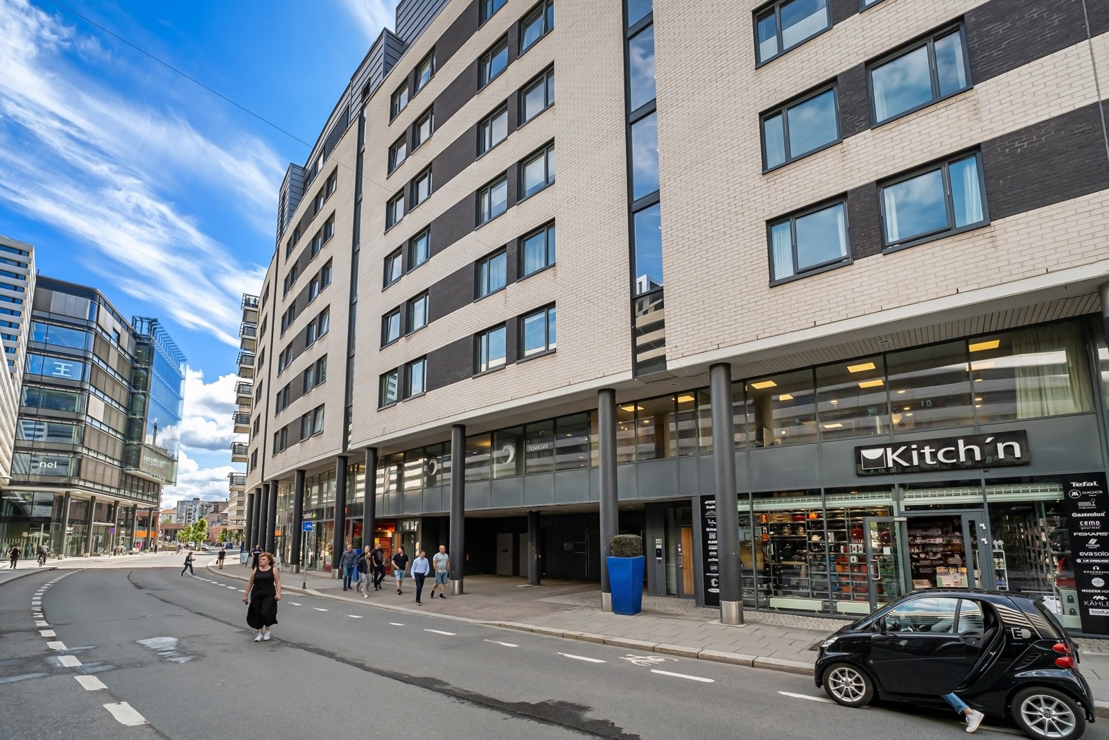 Fasade fra gateplan Galleribilde