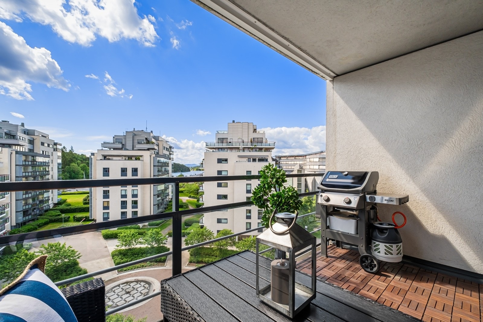 Velkommen til Karenslyst allé 44 - en meget delikat og gjennomgående 3-roms med stor terrasse, garasjeplass med lademulighet samt meget god standard Galleribilde