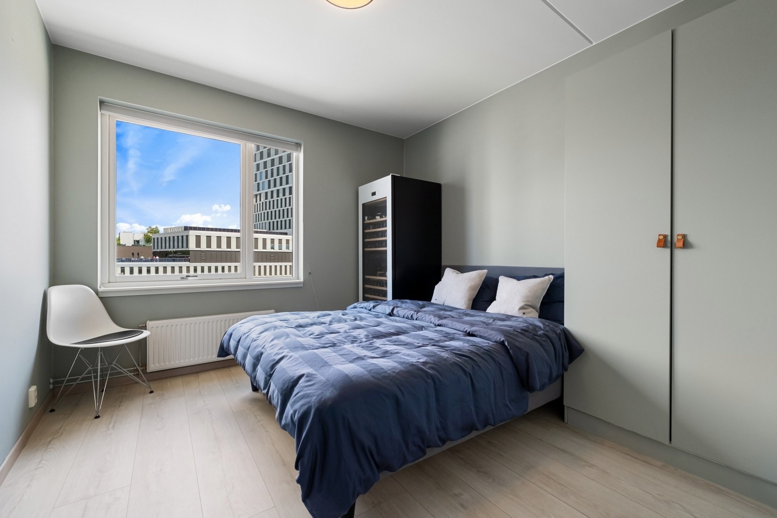 Soverom 2 er omtrentlig like stort som hovedsoverom med rikelg plass til seng og garderoben Galleribilde