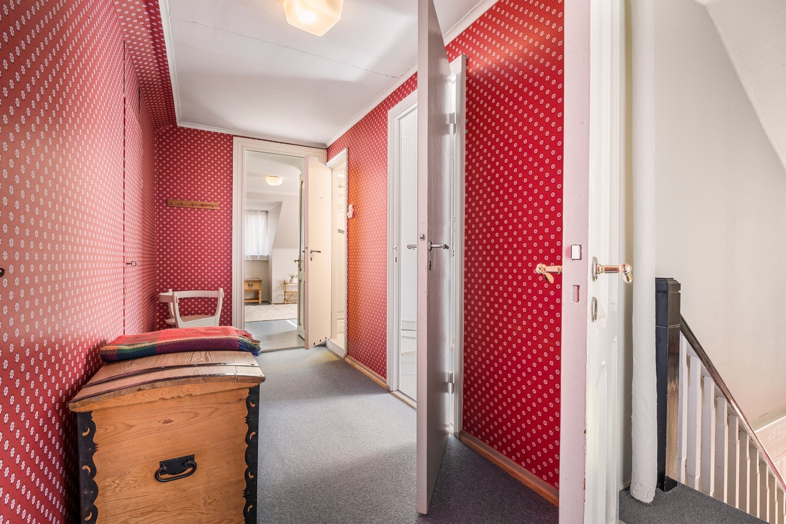 2.etasje har et bruksareal på 61 kvm, men betydelig større gulvflate da kott etc. ikke er målbart. 2.etasje har masse muligheter. Galleribilde