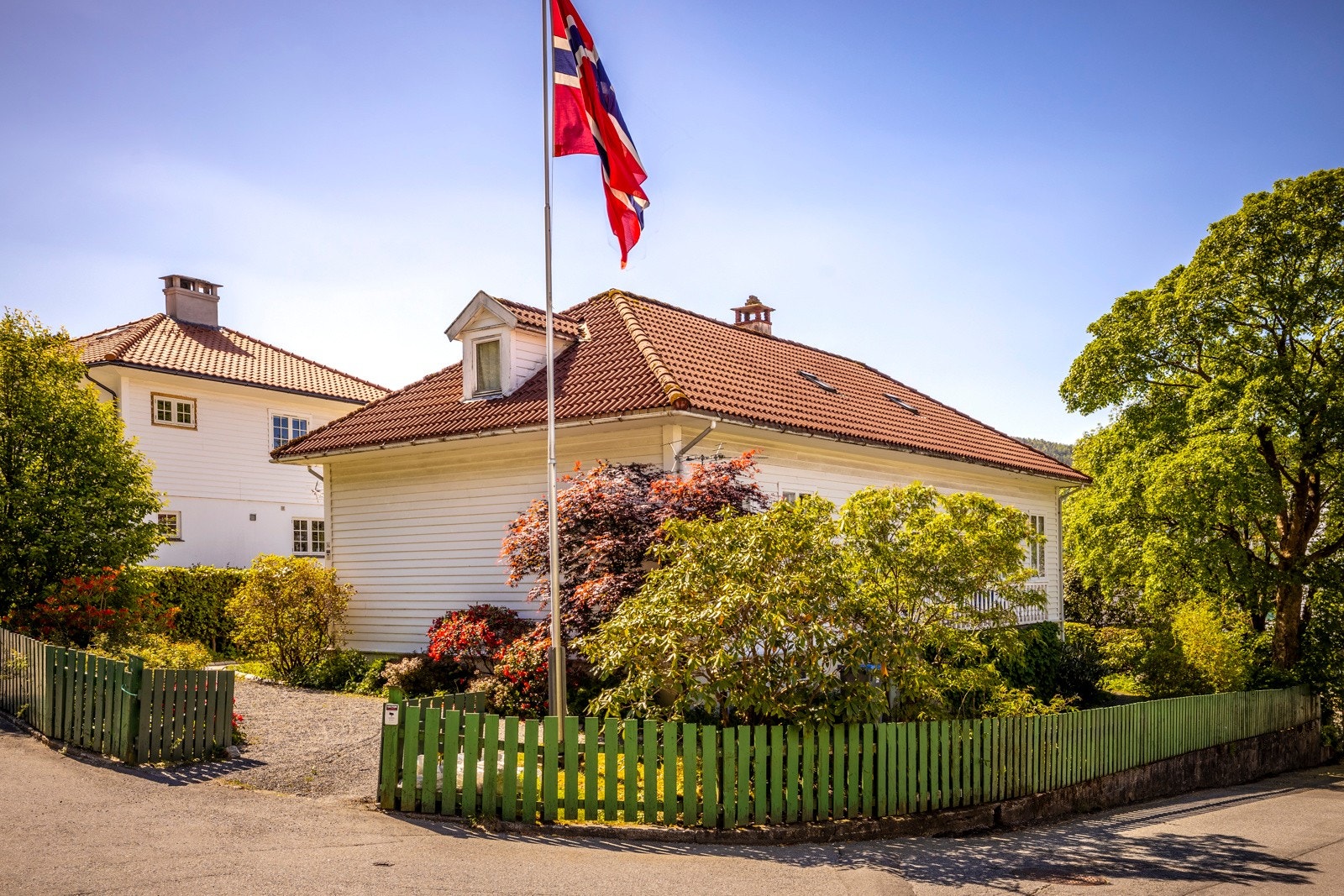 Eiendommen har en enkel adkomst og ligger i et område som er rene "bakkebygrenda-idyllen". Her i nabolaget er det flotte eiendommer med stakittgjerder, velfriserte hekker og flott beplantede hager. Galleribilde