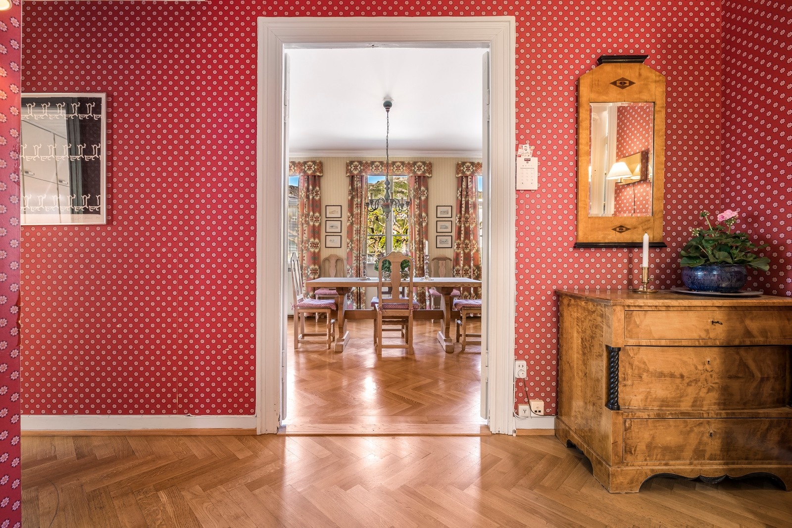 Når man kommer inn i huset får man med en gang den gode magefølelsen. Huset ble solid bygget den gang og med flotte, klassiske detaljer som så mange ønsker i dag. Galleribilde