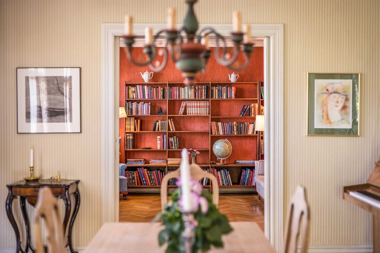Fra spisestuen er det inn til bibliotek/tv-stue. Galleribilde