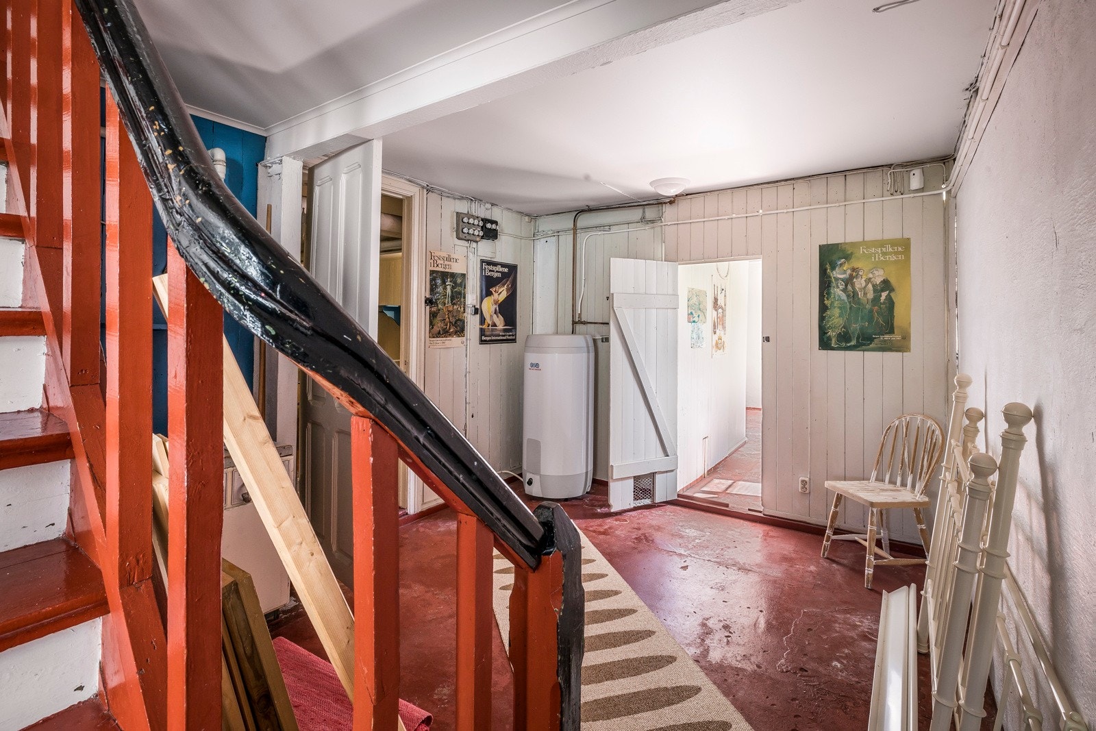 Underetasjen har også masse muligheter. Etasjen inneholder i dag fyrrom, toalettrom, kjellerstue, sovealkove, to kjellerrom og vaskekjeller. Galleribilde