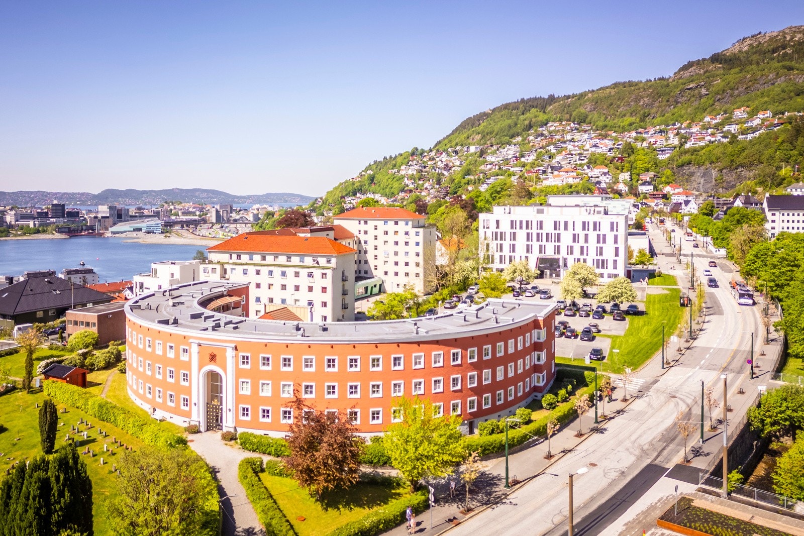 Det er kort gåavstand til den nye bystranden som er under bygging i Store Lungegårdsvann. Legg merke til Odontologen og Alrek Helseklynge i Årstadveien. Her ligger også Sammen treningssenter. Galleribilde