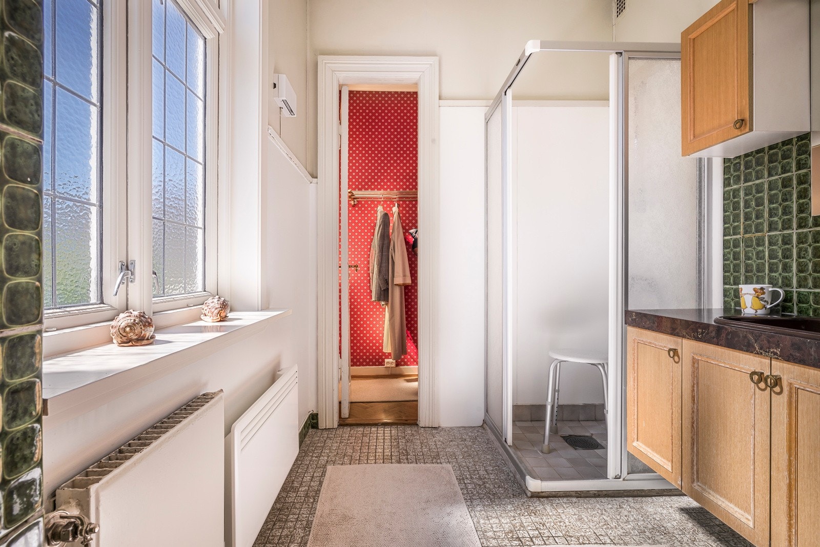 Dette badet har inngang både fra soverommet i hovedetasjen og hallen. En meget praktisk løsning. Galleribilde