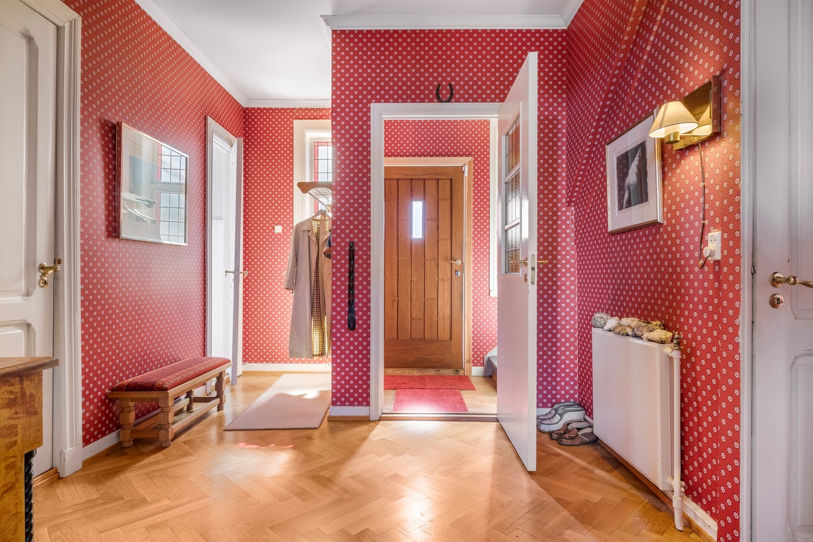 Fra hallen er det inngang til toalettrom, bad og soverom. Galleribilde