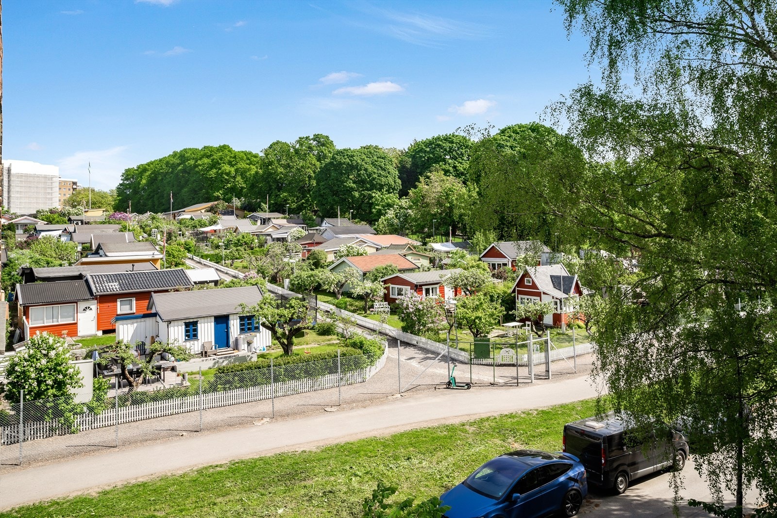 Hjemmets Kolonihager ligger vis-a-vis leiligheten, her finner man også Portveien 2 Galleribilde