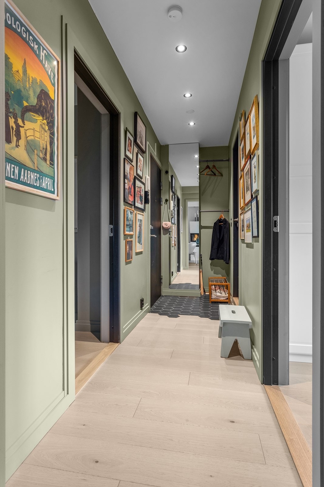 Romslig gang med god plass til til skohylle og knagger til yttertøyet Galleribilde