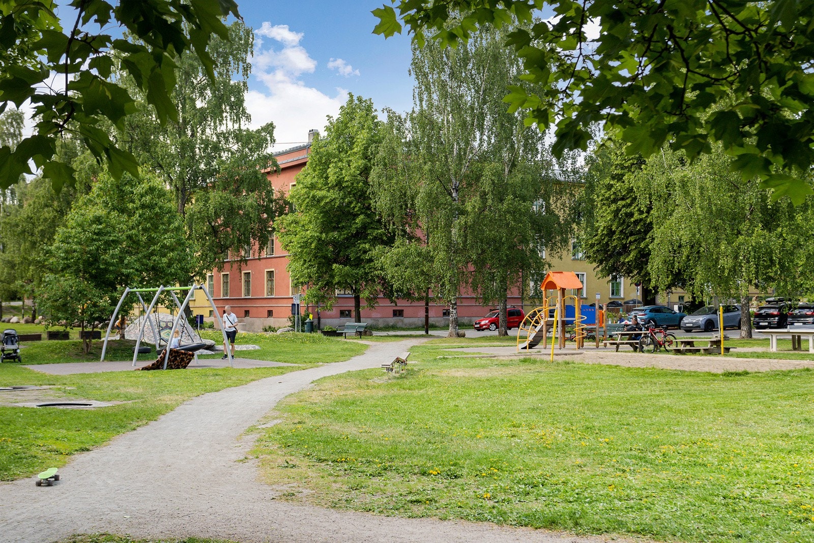 Ikke langt til nærmeste lekeplass som ligger rett utenfor døren Galleribilde
