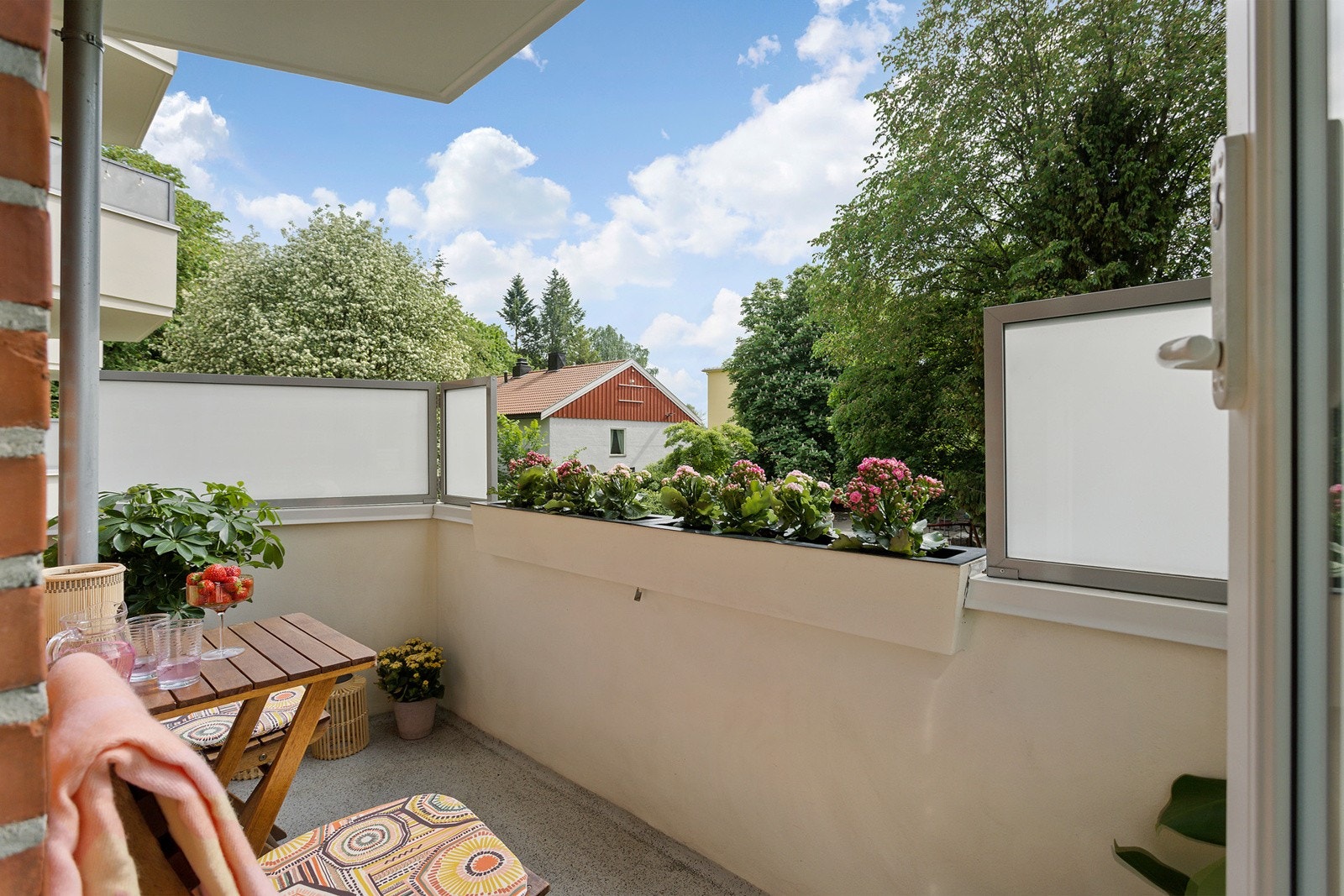 Stor balkong med utsyn mot grønne omgivelser Galleribilde