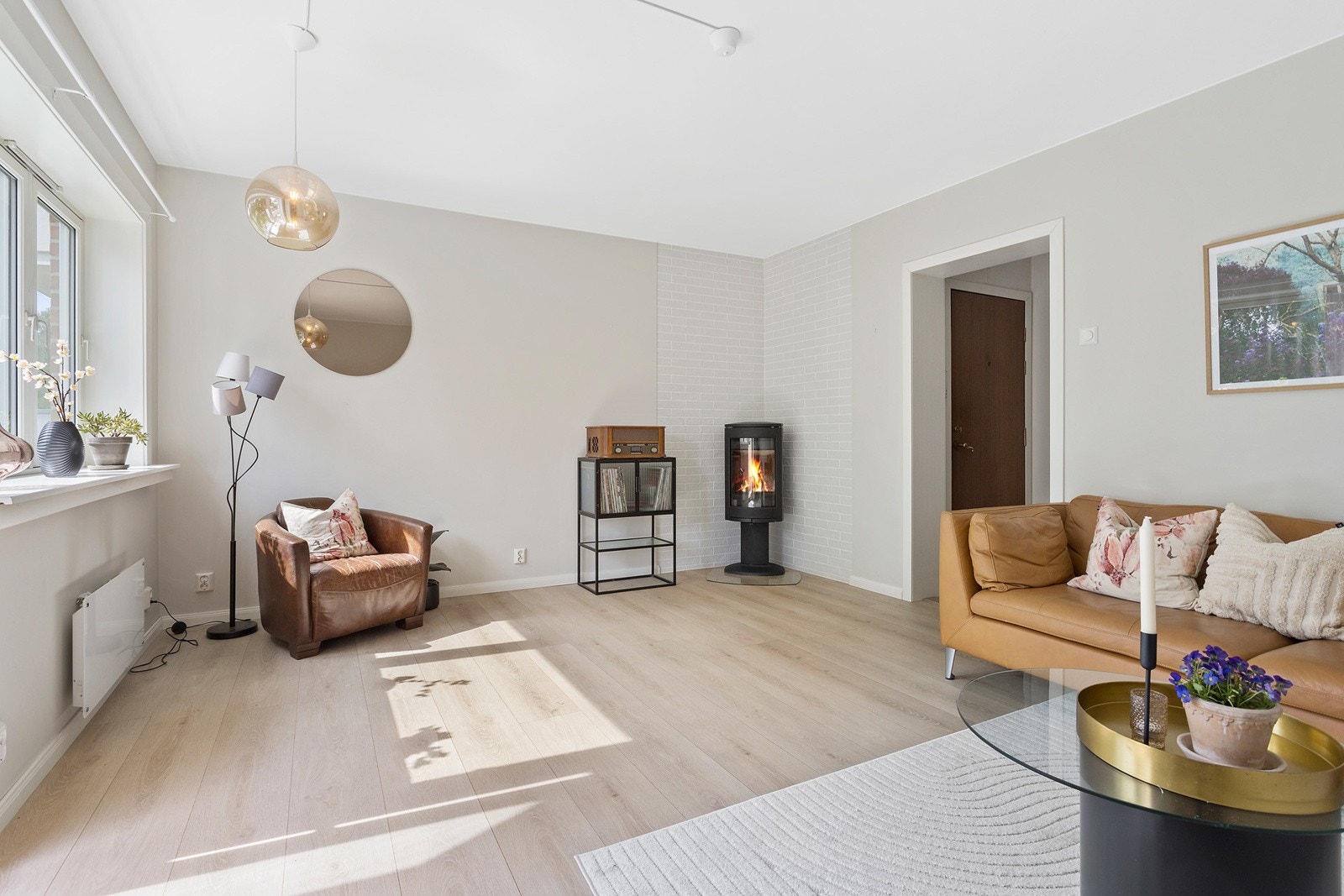 Stor og fin stue med peisovn Galleribilde