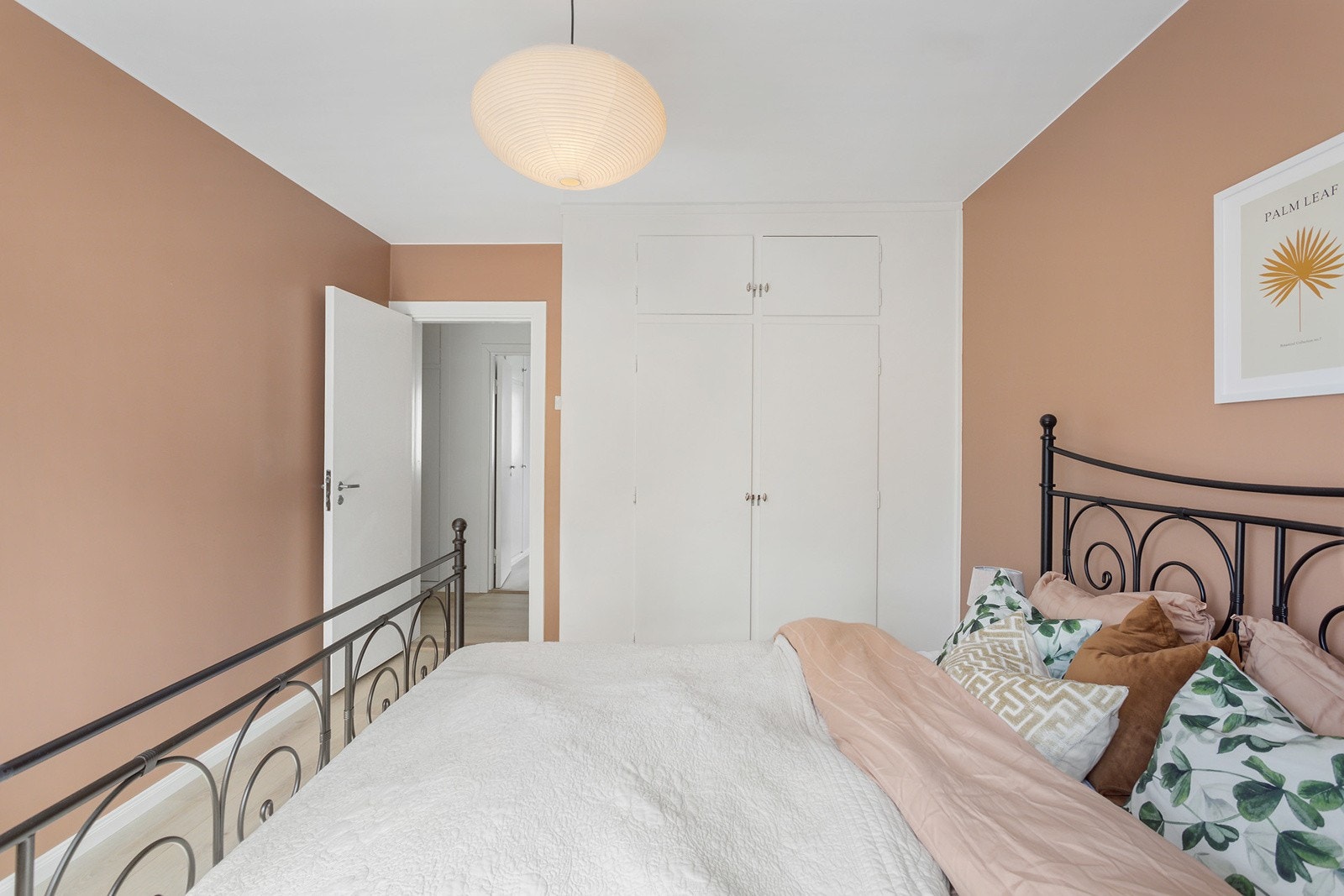 God plass til dobbeltseng og garderobe Galleribilde