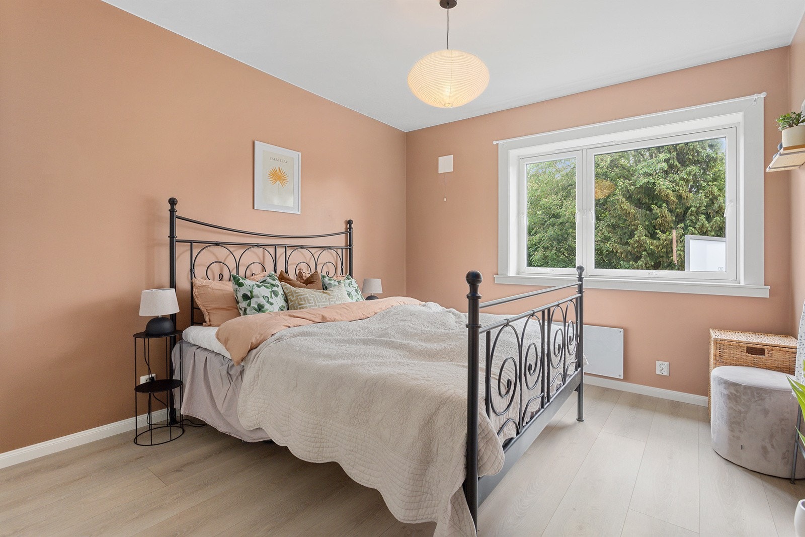 Romslig og innbydende soverom som vender mot rolige områder Galleribilde