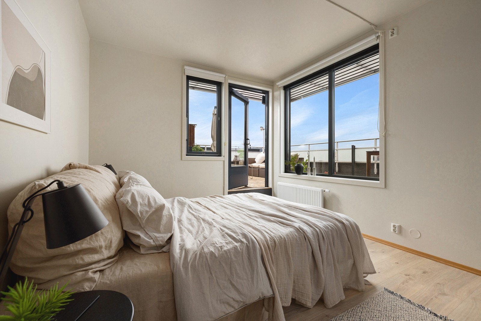 Soverommet er lyst og luftig med egen utgang til terrassen. Galleribilde