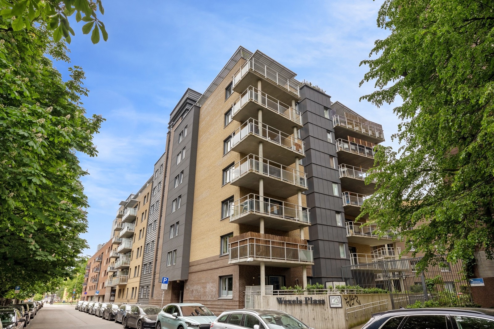 Området er urbant, og leiligheten ligger et steinkast fra Botanisk hage og har Hersleb videregående skole i nabobygget. Galleribilde