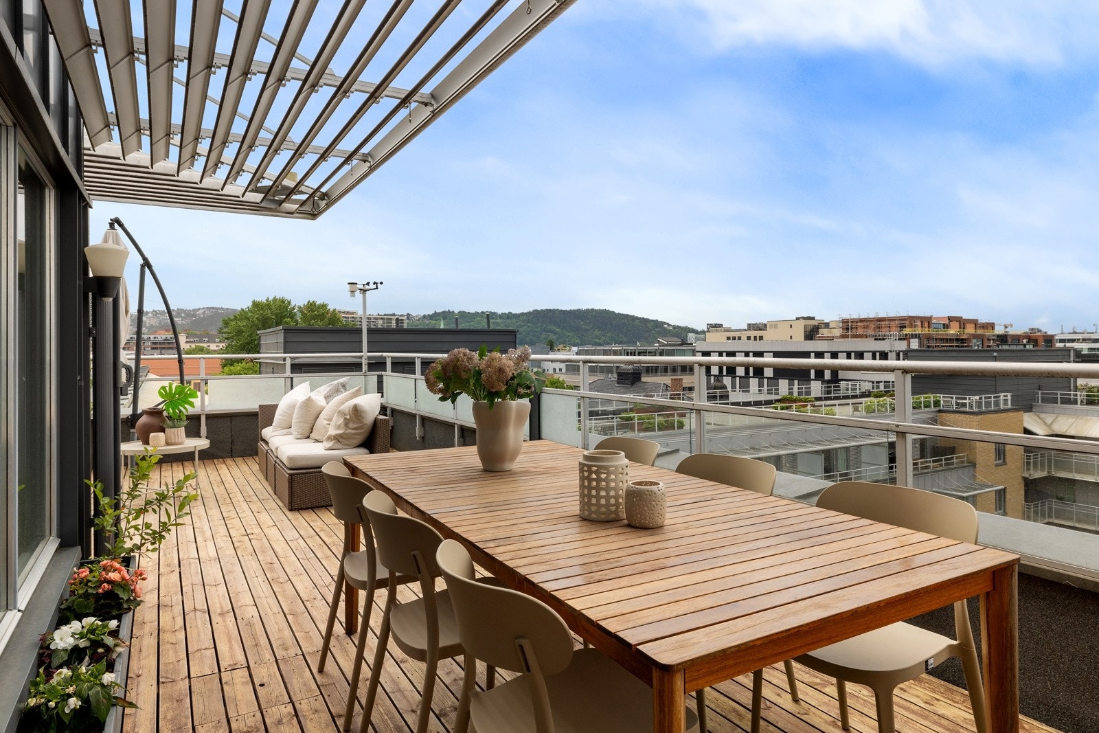 Terrassen har god plass til flere soner. Galleribilde