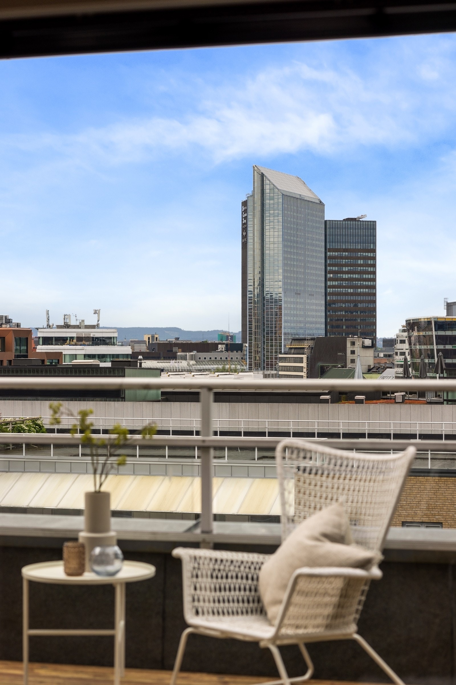 Terrassen har utsikt til flere landemerker, som Oslo Plaza, domkirken og Ekebergrestauranten. Galleribilde