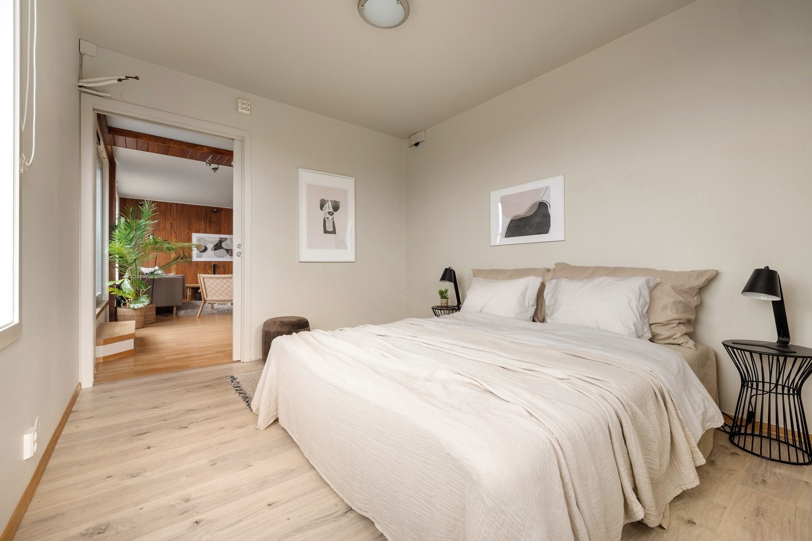 Soverommet har adkomst fra stuen via en skyvedør med frostet glass. Galleribilde