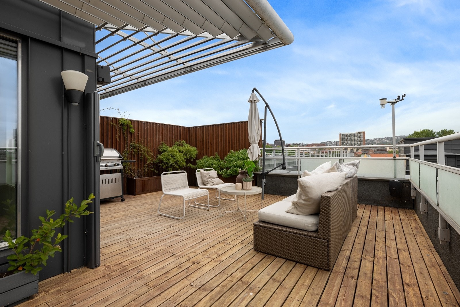 Med god plass til møbler og grill, er alt duket for sommerhygge med venner og familie. Galleribilde