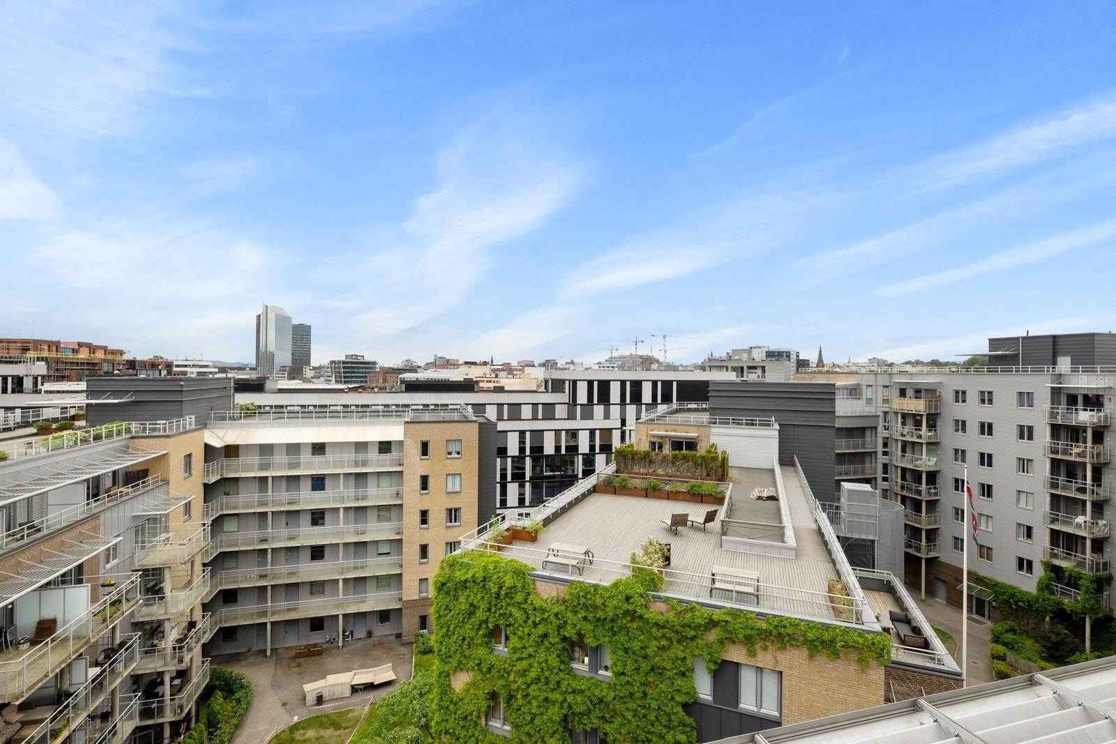 Fellesarealene er pent opparbeidet med plen, prydbusker og møteplasser. Galleribilde