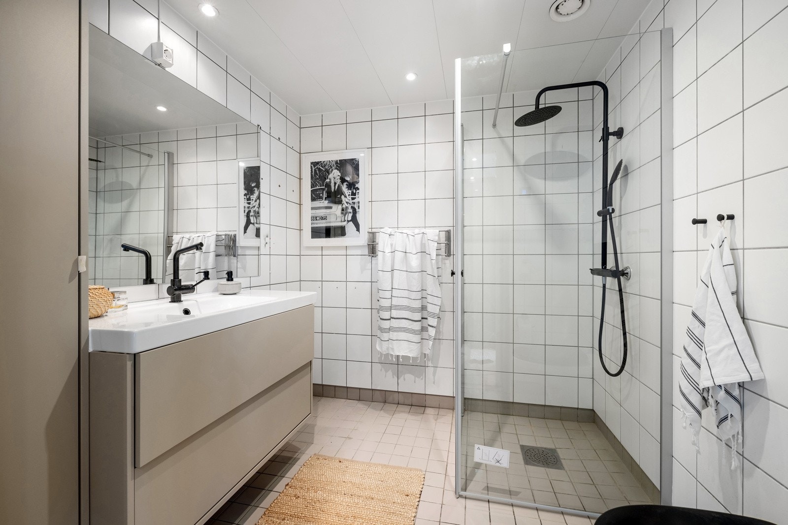 Leiligheten har et flislagt bad med nyere servantinnredning, regnfallsdusj og dusjvegger. Galleribilde