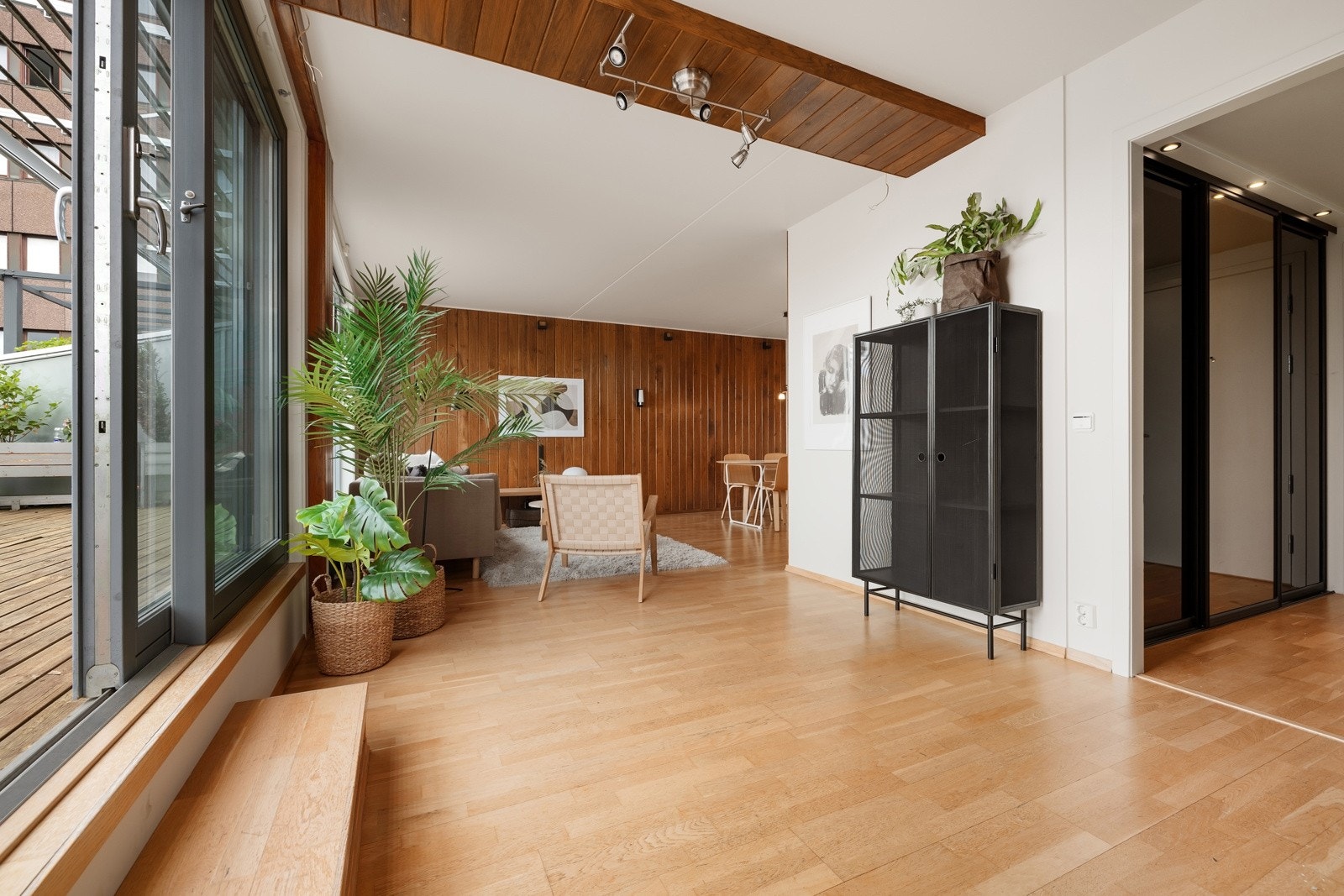 Leiligheten er lys og luftig med lekre detaljer i eksklusivt panel. Galleribilde