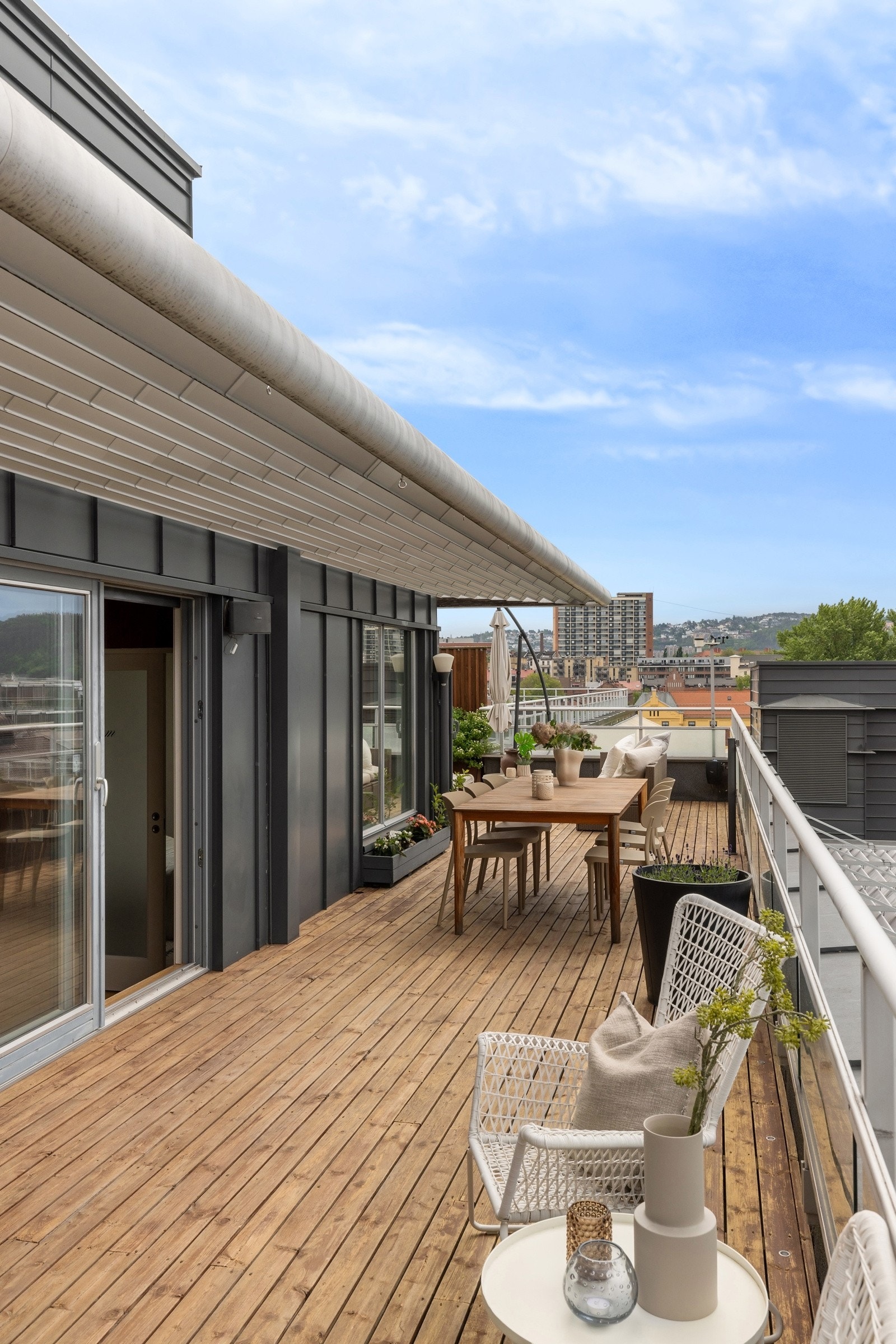 Innerste del av terrassen overbygges av et spiletak som gir noe skygge. Galleribilde