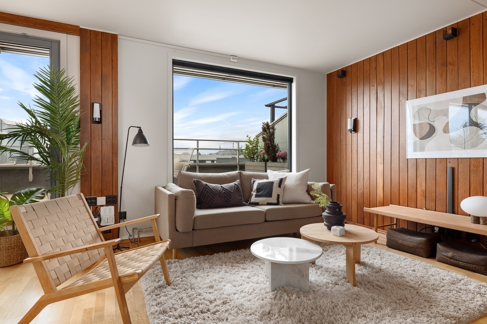 I stuen er det god plass til en romslig tv-lounge, samt et spisebord mot kjøkkenet. Galleribilde