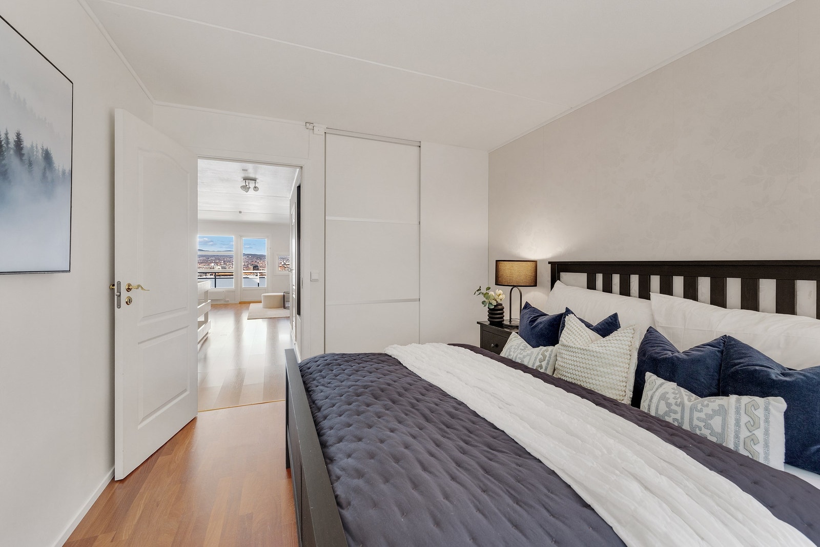 Gjennomgående lys på soverommet. Galleribilde