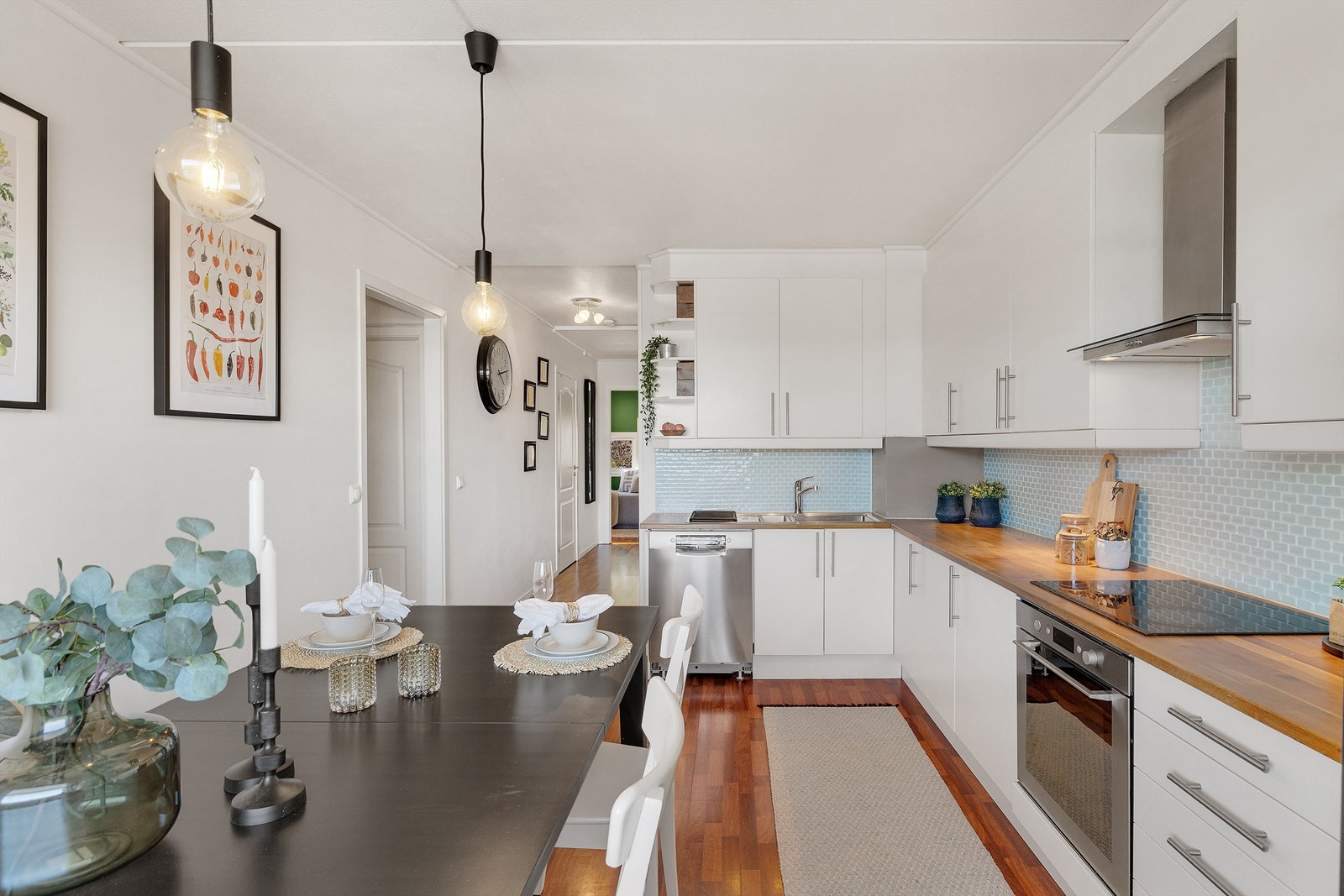 Kjøkkeninnredning bestående av benkeplate i tre, oppvaskkum med ett-greps armatur, benkeskapsbelysning, stikkontakter under overskap og hvitevarer som frittstående kjøleskap/fryseskap, stekeovn, nedfelt platetopp oppvaskmaskin. Galleribilde