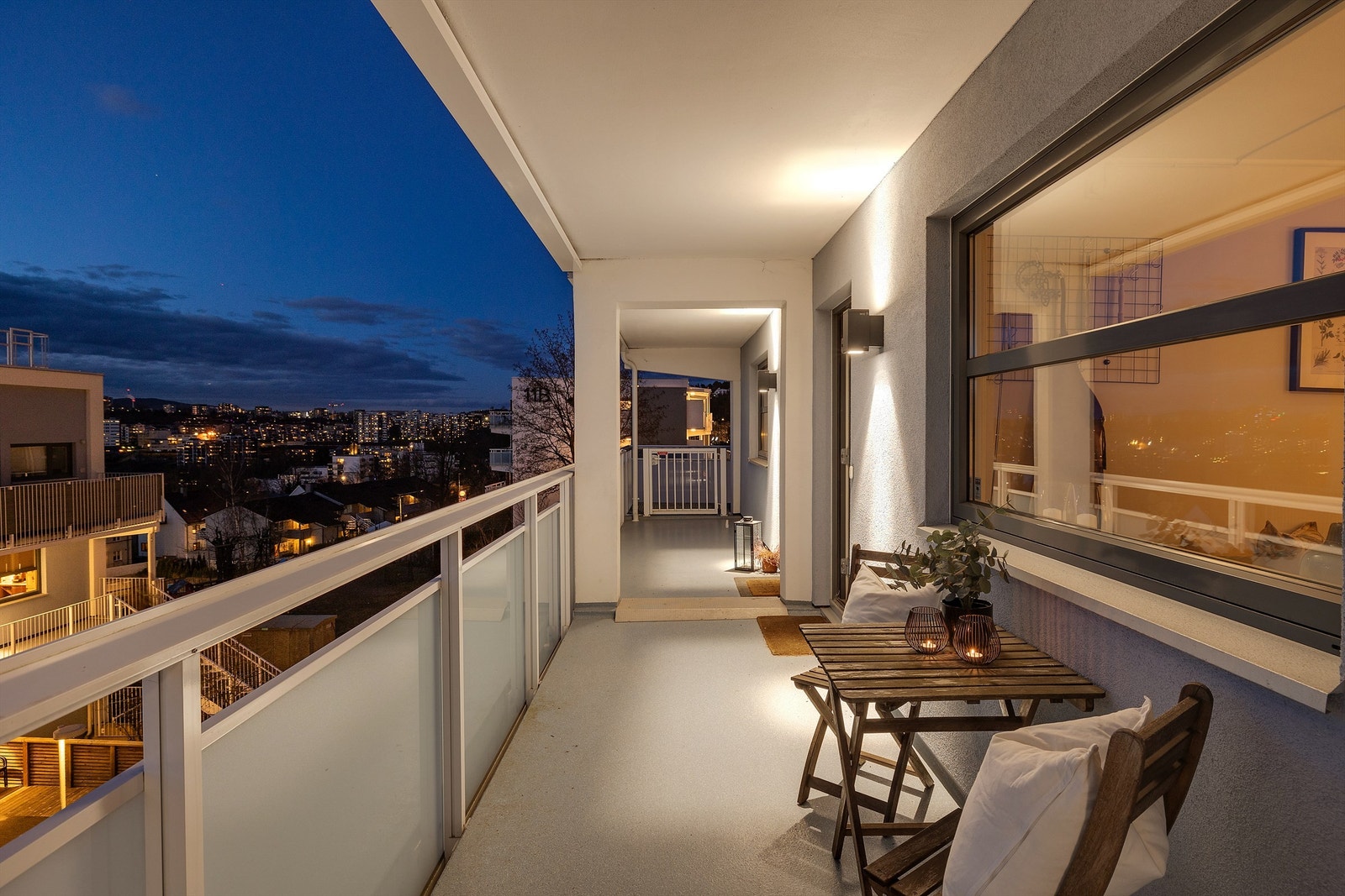 Hyggelig svalgang med god plass til et lite kaffebord. Galleribilde