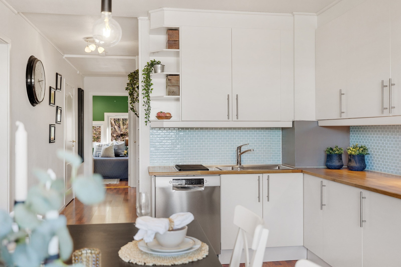 God plass til oppbevaring av kjøkkenredskaper i store over- og underskap, samt gode arbeidsflater for matlaging. Galleribilde