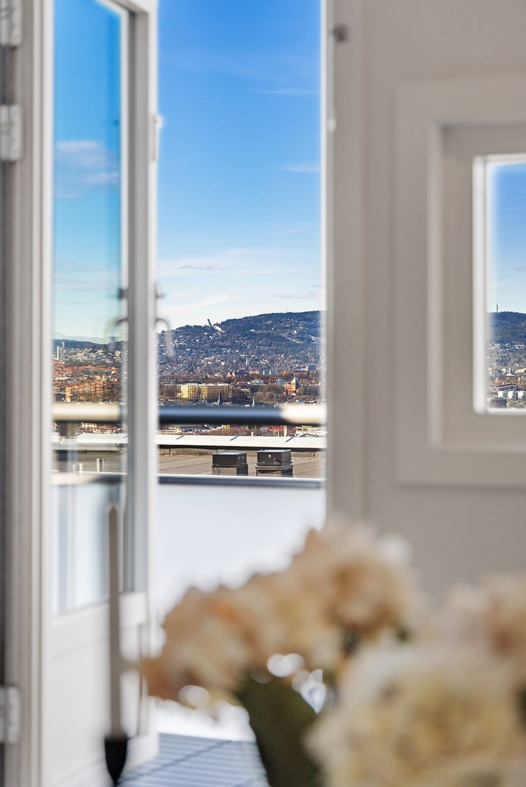 Utsikt mot Holmenkollen fra sofaen! Galleribilde