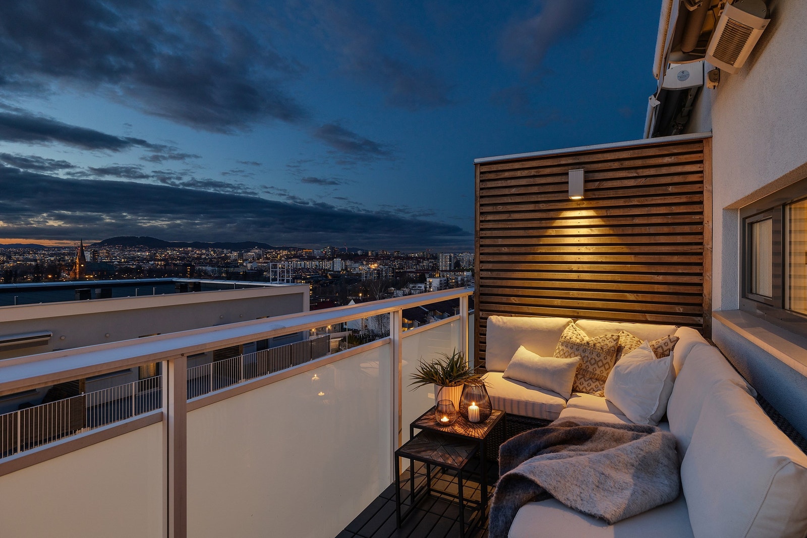 Terrassen har gode solforhold og elektrisk markise. Galleribilde