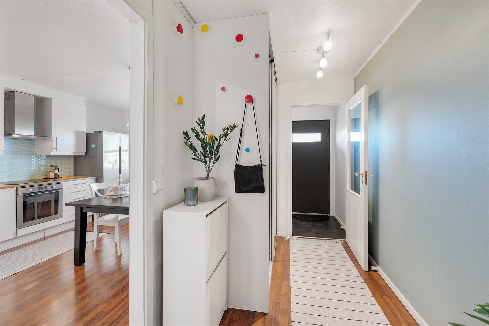 Innbydende og romslig entré/gang med god plass til å sette fra seg sko, og henge fra seg ytterklær. Galleribilde