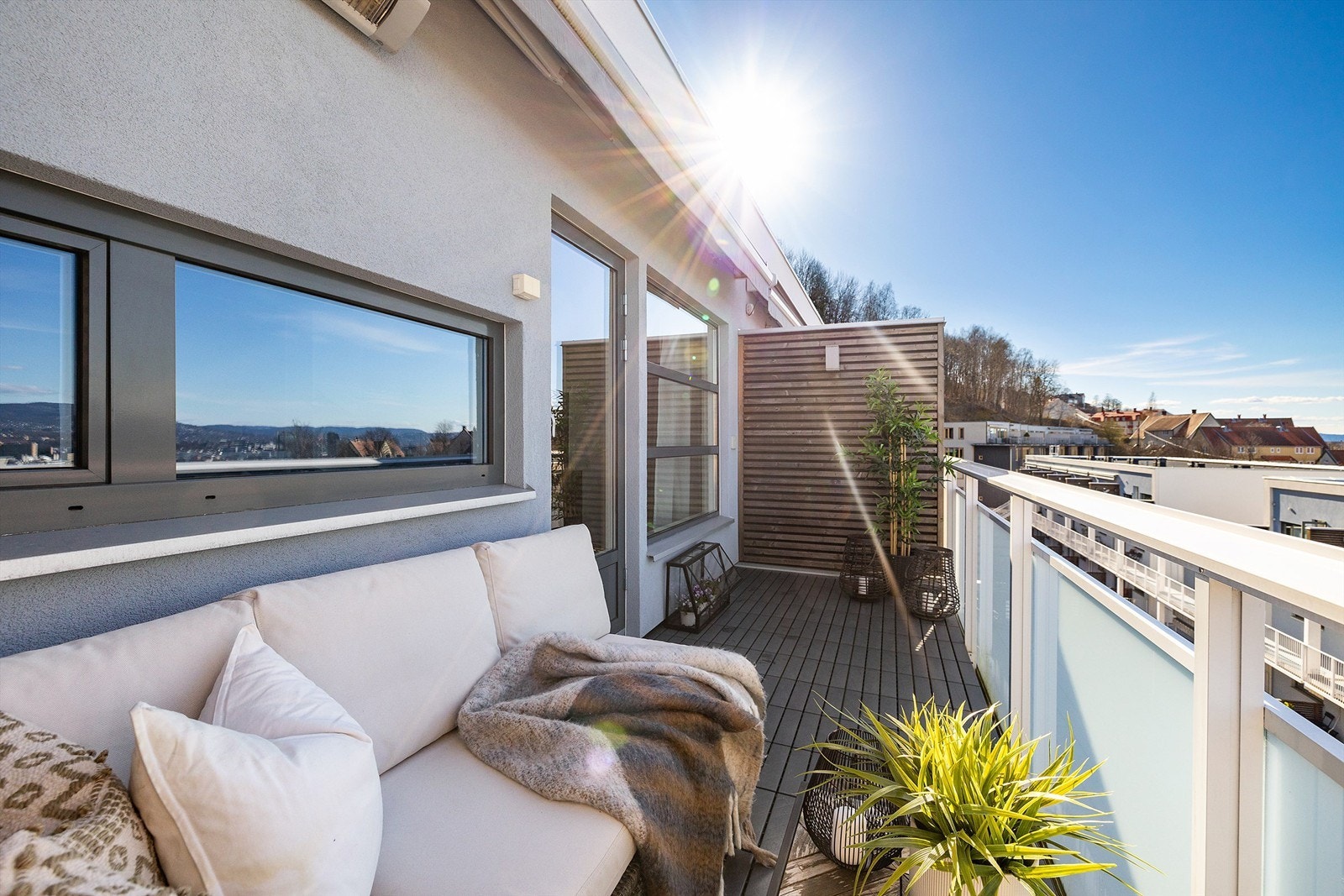 God plass på terrassen til utemøbler, planter og grill. Galleribilde