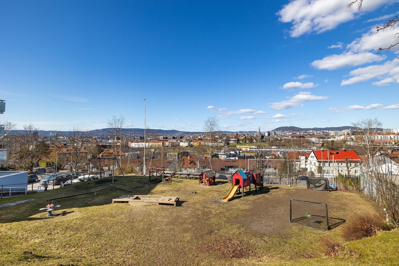Borettslaget har felles lekeplass for de minste med diverse lekeapparater. Galleribilde