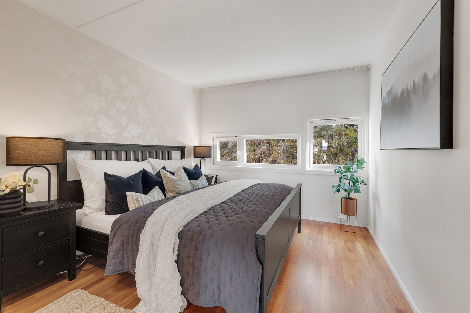 Romslig hovedsoverom med god plass til dobbeltseng av god størrelse og nattbord på begge sider. Galleribilde